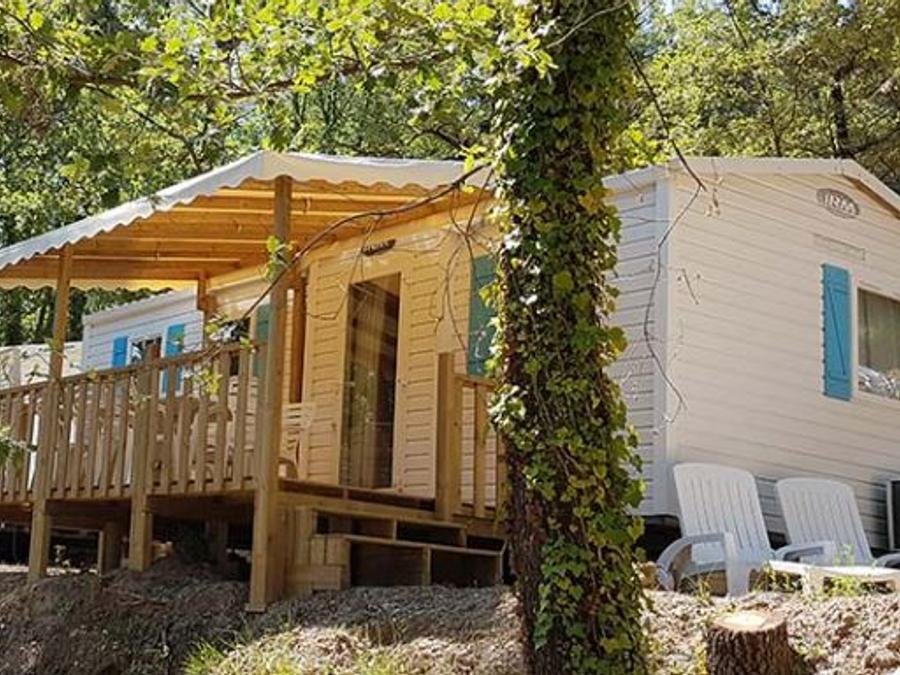 Camping Pas Cher vous présente avec son site Officiel campingpascher.fr, le Camping Paradis - Le Ruou classé 4 étoiles, situé sur la commune de Villecroze dans le département Var (Provence Alpes Côte D'azur) en France. Le camping Paradis - Le Ruou vous propose un hébergement de type mobil-home de 32 m² pour 6 personnes avec climatisation. L'établissement vous propose 10 autres types d'hébergements. Découvrez tous nos séjours à petits prix dans la commune et aux alentours de Villecroze du département : Var (Provence Alpes Côte D'azur). Les Avis clients pour le Camping Paradis - Le Ruou sont de 7 sur 10. LacMerRivière, Parc aquatique, Piscine chauffée, Piscine extérieure, Animations familiales, Club ados, Club enfants, Aire de jeux enfants, Canoë-kayak, Canyoning, Court de tennis, Ping-pong, Pédalo, Pétanque, Rafting, Randonnée, Terrain multisports, Dépôt de pain, Snack/Bar, Supermarché,... En savoir plus : cliquez-ICI.