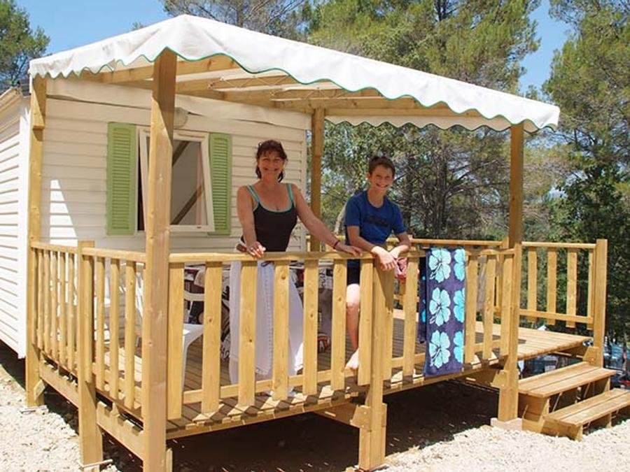Camping Pas Cher vous présente avec son site Officiel campingpascher.fr, le Camping Paradis - Le Ruou classé 4 étoiles, situé sur la commune de Villecroze dans le département Var (Provence Alpes Côte D'azur) en France. Le camping Paradis - Le Ruou, vous présente un hébergement de type mobil-home de 18 m² pour 4 personnes. Le camping Paradis - Le Ruou vous propose du sam. 06 juin au sam. 13 juin 2026 pour 7 nuits à 217€. Cette location propose 12 dates différentes pour réserver votre séjour. Découvrez également les 10 autres gammes d'hébergements du camping. Les Avis clients pour le Camping Paradis - Le Ruou sont de 7 sur 10. LacMerRivière, Parc aquatique, Piscine chauffée, Piscine extérieure, Animations familiales, Club ados, Club enfants, Aire de jeux enfants, Canoë-kayak, Canyoning, Court de tennis, Ping-pong, Pédalo, Pétanque, Rafting, Randonnée, Terrain multisports, Dépôt de pain, Snack/Bar, Supermarché,... En savoir plus : cliquez-ICI.