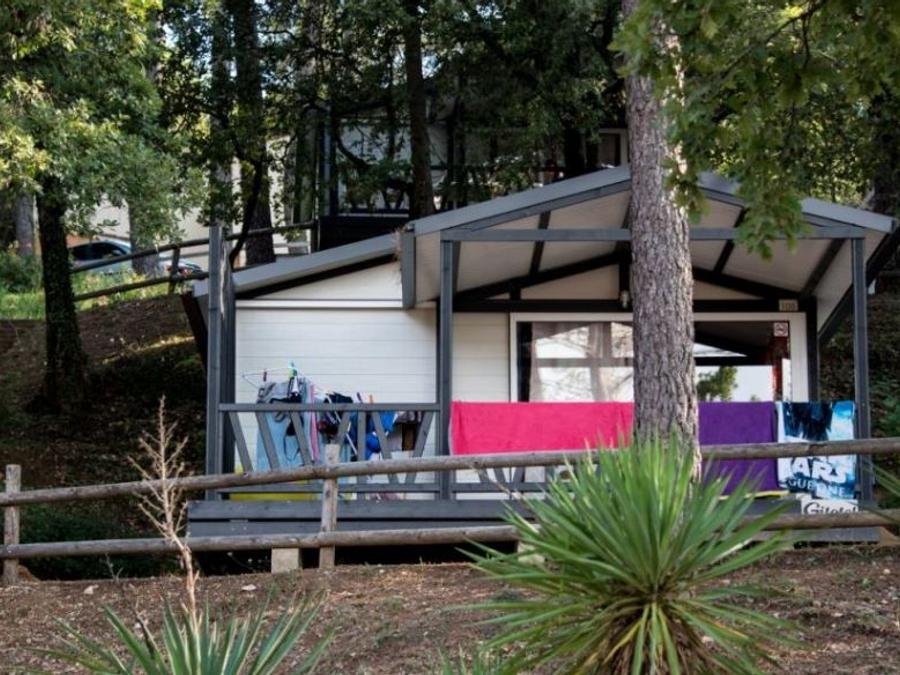 Camping Pas Cher vous présente avec son site Officiel campingpascher.fr, le Camping Paradis - Le Ruou classé 4 étoiles, situé sur la commune de Villecroze dans le département Var (Provence Alpes Côte D'azur) en France. Le camping Paradis - Le Ruou vous propose un hébergement de type chalet de 24 m² pour 2 personnes. L'établissement vous propose 10 autres types d'hébergements. Découvrez tous nos séjours à petits prix dans la commune et aux alentours de Villecroze du département : Var (Provence Alpes Côte D'azur). Les Avis clients pour le Camping Paradis - Le Ruou sont de 7 sur 10. LacMerRivière, Parc aquatique, Piscine chauffée, Piscine extérieure, Animations familiales, Club ados, Club enfants, Aire de jeux enfants, Canoë-kayak, Canyoning, Court de tennis, Ping-pong, Pédalo, Pétanque, Rafting, Randonnée, Terrain multisports, Dépôt de pain, Snack/Bar, Supermarché,... En savoir plus : cliquez-ICI.