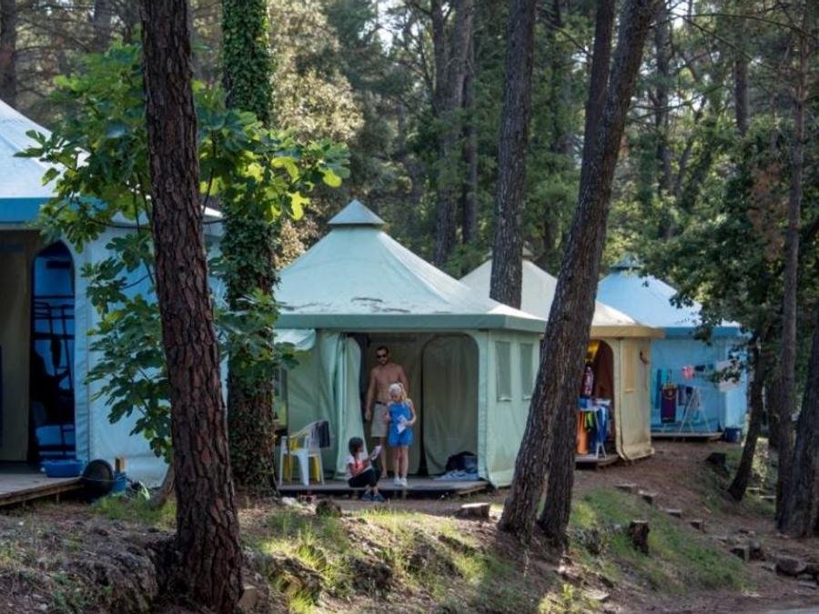 Camping Pas Cher vous présente avec son site Officiel campingpascher.fr, le Camping Paradis - Le Ruou classé 4 étoiles, situé sur la commune de Villecroze dans le département Var (Provence Alpes Côte D'azur) en France. Le camping Paradis - Le Ruou vous propose un hébergement de type bungalow toilé de 20 m² pour 2 personnes. L'établissement vous propose 10 autres types d'hébergements. Découvrez tous nos séjours à petits prix dans la commune et aux alentours de Villecroze du département : Var (Provence Alpes Côte D'azur). Les Avis clients pour le Camping Paradis - Le Ruou sont de 7 sur 10. LacMerRivière, Parc aquatique, Piscine chauffée, Piscine extérieure, Animations familiales, Club ados, Club enfants, Aire de jeux enfants, Canoë-kayak, Canyoning, Court de tennis, Ping-pong, Pédalo, Pétanque, Rafting, Randonnée, Terrain multisports, Dépôt de pain, Snack/Bar, Supermarché,... En savoir plus : cliquez-ICI.