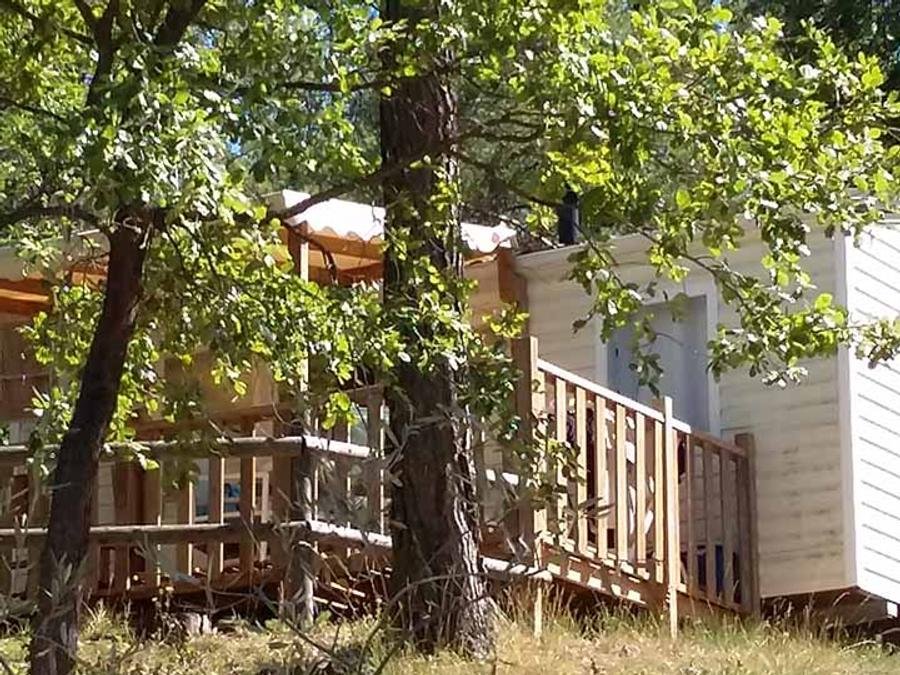 Camping Pas Cher vous présente avec son site Officiel campingpascher.fr, le Camping Paradis - Le Ruou classé 4 étoiles, situé sur la commune de Villecroze dans le département Var (Provence Alpes Côte D'azur) en France. Le camping Paradis - Le Ruou vous propose un hébergement de type mobil-home de 29 m² pour 5 personnes. L'établissement vous propose 10 autres types d'hébergements. Découvrez tous nos séjours à petits prix dans la commune et aux alentours de Villecroze du département : Var (Provence Alpes Côte D'azur). Les Avis clients pour le Camping Paradis - Le Ruou sont de 7 sur 10. LacMerRivière, Parc aquatique, Piscine chauffée, Piscine extérieure, Animations familiales, Club ados, Club enfants, Aire de jeux enfants, Canoë-kayak, Canyoning, Court de tennis, Ping-pong, Pédalo, Pétanque, Rafting, Randonnée, Terrain multisports, Dépôt de pain, Snack/Bar, Supermarché,... En savoir plus : cliquez-ICI.