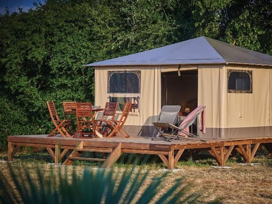 Camping Pas Cher vous présente avec son site Officiel campingpascher.fr, le Camping Paradis - Le Ruou classé 4 étoiles, situé sur la commune de Villecroze dans le département Var (Provence Alpes Côte D'azur) en France. Le camping Paradis - Le Ruou vous propose un hébergement de type bungalow toilé de 20 m² pour 2 personnes. L'établissement vous propose 10 autres types d'hébergements. Découvrez tous nos séjours à petits prix dans la commune et aux alentours de Villecroze du département : Var (Provence Alpes Côte D'azur). Les Avis clients pour le Camping Paradis - Le Ruou sont de 7 sur 10. LacMerRivière, Parc aquatique, Piscine chauffée, Piscine extérieure, Animations familiales, Club ados, Club enfants, Aire de jeux enfants, Canoë-kayak, Canyoning, Court de tennis, Ping-pong, Pédalo, Pétanque, Rafting, Randonnée, Terrain multisports, Dépôt de pain, Snack/Bar, Supermarché,... En savoir plus : cliquez-ICI.