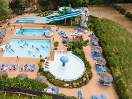 Camping Pas Cher vous présente avec son site Officiel campingpascher.fr, le Camping Paradis - Le Ruou classé 4 étoiles, situé sur la commune de Villecroze dans le département Var (Provence Alpes Côte D'azur) en France. Le camping Paradis - Le Ruou, vous présente un hébergement de type mobil-home de 18 m² pour 4 personnes. Le camping Paradis - Le Ruou vous propose du sam. 06 juin au sam. 13 juin 2026 pour 7 nuits à 217€. Cette location propose 12 dates différentes pour réserver votre séjour. Découvrez également les 10 autres gammes d'hébergements du camping. Les Avis clients pour le Camping Paradis - Le Ruou sont de 7 sur 10. LacMerRivière, Parc aquatique, Piscine chauffée, Piscine extérieure, Animations familiales, Club ados, Club enfants, Aire de jeux enfants, Canoë-kayak, Canyoning, Court de tennis, Ping-pong, Pédalo, Pétanque, Rafting, Randonnée, Terrain multisports, Dépôt de pain, Snack/Bar, Supermarché,... En savoir plus : cliquez-ICI.