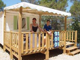 Camping Pas Cher vous présente avec son site Officiel campingpascher.fr, le Camping Paradis - Le Ruou classé 4 étoiles, situé sur la commune de Villecroze dans le département Var (Provence Alpes Côte D'azur) en France. Le camping Paradis - Le Ruou, vous présente un hébergement de type mobil-home de 18 m² pour 4 personnes. Le camping Paradis - Le Ruou vous propose du sam. 30 mai au sam. 06 juin 2026 pour 7 nuits à 217€. Cette location propose 21 dates différentes pour réserver votre séjour. Découvrez également les 10 autres gammes d'hébergements du camping. Les Avis clients pour le Camping Paradis - Le Ruou sont de 7 sur 10. LacMerRivière, Parc aquatique, Piscine chauffée, Piscine extérieure, Animations familiales, Club ados, Club enfants, Aire de jeux enfants, Canoë-kayak, Canyoning, Court de tennis, Ping-pong, Pédalo, Pétanque, Rafting, Randonnée, Terrain multisports, Dépôt de pain, Snack/Bar, Supermarché,... En savoir plus : cliquez-ICI.