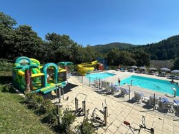 Camping Pas Cher vous présente avec son site Officiel campingpascher.fr, le Camping Le Mas Des Sédariès classé 3 étoiles, situé sur la commune de Villefort dans le département Lozere (Languedoc Roussillon) en France. Le camping Le Mas Des Sédariès, vous présente un hébergement de type mobil-home de 26 m² et télévision. Le camping Le Mas Des Sédariès vous propose du lundi 08 juin au lundi 15 juin 2026 avec un DÉPART DEMAIN pour 7 nuits à 373.2€. Cette location propose 44 dates différentes pour réserver votre séjour. Découvrez également les 11 autres gammes d'hébergements du camping. Les Avis clients pour le Camping Le Mas Des Sédariès sont excellents avec une note moyenne de 9 sur 10. Piscine extérieure, Aire de jeux enfants, Baby-foot, Canoë-kayak, Cyclisme, Golf, Parcours sportif, Ping-pong, Pétanque, Randonnée, Dépôt de pain, Snack/Bar, Épicerie,... En savoir plus : cliquez-ICI.