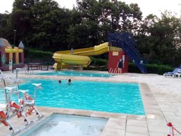 Camping Pas Cher vous présente avec son site Officiel campingpascher.fr, le Camping Le Mas Des Sédariès classé 3 étoiles, situé sur la commune de Villefort dans le département Lozere (Languedoc Roussillon) en France. Le camping Le Mas Des Sédariès, vous présente un hébergement de type mobil-home de 32 m² et télévision. Le camping Le Mas Des Sédariès vous propose du sam. 29 août au sam. 05 septembre 2026 pour 7 nuits à 456€. Cette location propose 130 dates différentes pour réserver votre séjour. Découvrez également les 11 autres gammes d'hébergements du camping. Les Avis clients pour le Camping Le Mas Des Sédariès sont excellents avec une note moyenne de 9 sur 10. Piscine extérieure, Aire de jeux enfants, Baby-foot, Canoë-kayak, Cyclisme, Golf, Parcours sportif, Ping-pong, Pétanque, Randonnée, Dépôt de pain, Snack/Bar, Épicerie,... En savoir plus : cliquez-ICI.