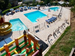 Camping Pas Cher vous présente avec son site Officiel campingpascher.fr, le Camping Le Mas Des Sédariès classé 3 étoiles, situé sur la commune de Villefort dans le département Lozere (Languedoc Roussillon) en France. Le camping Le Mas Des Sédariès, vous présente un hébergement de type mobil-home de 29 m² et télévision. Le camping Le Mas Des Sédariès vous propose du sam. 29 août au sam. 05 septembre 2026 pour 7 nuits à 402€. Cette location propose 125 dates différentes pour réserver votre séjour. Découvrez également les 11 autres gammes d'hébergements du camping. Les Avis clients pour le Camping Le Mas Des Sédariès sont excellents avec une note moyenne de 9 sur 10. Piscine extérieure, Aire de jeux enfants, Baby-foot, Canoë-kayak, Cyclisme, Golf, Parcours sportif, Ping-pong, Pétanque, Randonnée, Dépôt de pain, Snack/Bar, Épicerie,... En savoir plus : cliquez-ICI.