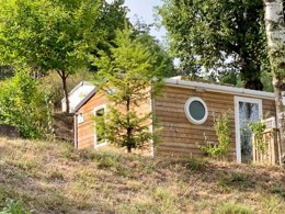 Camping Pas Cher vous présente avec son site Officiel campingpascher.fr, le Camping Le Mas Des Sédariès classé 3 étoiles, situé sur la commune de Villefort dans le département Lozere (Languedoc Roussillon) en France. Le camping Le Mas Des Sédariès, vous présente un hébergement de type mobil-home de 17 m² et télévision. Le camping Le Mas Des Sédariès vous propose du sam. 11 avril au sam. 18 avril 2026 pour 7 nuits à 354€. Cette location propose 138 dates différentes pour réserver votre séjour. Découvrez également les 11 autres gammes d'hébergements du camping. Les Avis clients pour le Camping Le Mas Des Sédariès sont excellents avec une note moyenne de 9 sur 10. Piscine extérieure, Aire de jeux enfants, Baby-foot, Canoë-kayak, Cyclisme, Golf, Parcours sportif, Ping-pong, Pétanque, Randonnée, Dépôt de pain, Snack/Bar, Épicerie,... En savoir plus : cliquez-ICI.