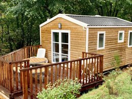 Camping Pas Cher vous présente avec son site Officiel campingpascher.fr, le Camping Le Mas Des Sédariès classé 3 étoiles, situé sur la commune de Villefort dans le département Lozere (Languedoc Roussillon) en France. Le camping Le Mas Des Sédariès, vous présente un hébergement de type mobil-home de 17 m² et télévision. Le camping Le Mas Des Sédariès vous propose du sam. 11 avril au sam. 18 avril 2026 pour 7 nuits à 354€. Cette location propose 138 dates différentes pour réserver votre séjour. Découvrez également les 11 autres gammes d'hébergements du camping. Les Avis clients pour le Camping Le Mas Des Sédariès sont excellents avec une note moyenne de 9 sur 10. Piscine extérieure, Aire de jeux enfants, Baby-foot, Canoë-kayak, Cyclisme, Golf, Parcours sportif, Ping-pong, Pétanque, Randonnée, Dépôt de pain, Snack/Bar, Épicerie,... En savoir plus : cliquez-ICI.