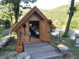 Camping Pas Cher vous présente avec son site Officiel campingpascher.fr, le Camping Le Mas Des Sédariès classé 3 étoiles, situé sur la commune de Villefort dans le département Lozere (Languedoc Roussillon) en France. Le camping Le Mas Des Sédariès, vous présente un hébergement de type mobil-home de 28 m² et télévision. Le camping Le Mas Des Sédariès vous propose du sam. 11 avril au sam. 18 avril 2026 pour 7 nuits à 456€. Cette location propose 163 dates différentes pour réserver votre séjour. Découvrez également les 11 autres gammes d'hébergements du camping. Les Avis clients pour le Camping Le Mas Des Sédariès sont excellents avec une note moyenne de 9 sur 10. Piscine extérieure, Aire de jeux enfants, Baby-foot, Canoë-kayak, Cyclisme, Golf, Parcours sportif, Ping-pong, Pétanque, Randonnée, Dépôt de pain, Snack/Bar, Épicerie,... En savoir plus : cliquez-ICI.