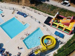 Camping Pas Cher vous présente avec son site Officiel campingpascher.fr, le Camping Le Mas Des Sédariès classé 3 étoiles, situé sur la commune de Villefort dans le département Lozere (Languedoc Roussillon) en France. Le camping Le Mas Des Sédariès, vous présente un hébergement de type mobil-home de 26 m² et télévision. Le camping Le Mas Des Sédariès vous propose du sam. 11 avril au sam. 18 avril 2026 pour 7 nuits à 373.2€. Cette location propose 114 dates différentes pour réserver votre séjour. Découvrez également les 11 autres gammes d'hébergements du camping. Les Avis clients pour le Camping Le Mas Des Sédariès sont excellents avec une note moyenne de 9 sur 10. Piscine extérieure, Aire de jeux enfants, Baby-foot, Canoë-kayak, Cyclisme, Golf, Parcours sportif, Ping-pong, Pétanque, Randonnée, Dépôt de pain, Snack/Bar, Épicerie,... En savoir plus : cliquez-ICI.