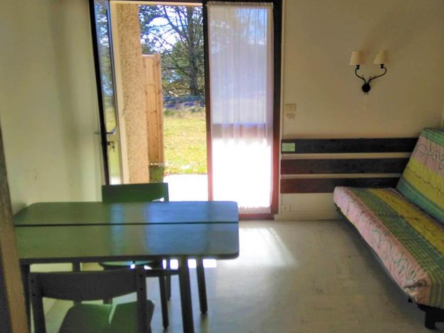Camping Pas Cher vous présente avec son site Officiel campingpascher.fr, le Camping Village Vacances Yaloer, situé sur la commune de Villefranche De Panat dans le département Aveyron (Midi Pyrénées) en France. Le camping Village Vacances Yaloer, vous présente un hébergement de type maison de campagne de 20 m² avec climatisation. Le camping Village Vacances Yaloer vous propose du sam. 04 juillet au sam. 11 juillet 2026 pour 7 nuits à 245€. Cette location propose 71 dates différentes pour réserver votre séjour. Découvrez également les 3 autres gammes d'hébergements du camping. Les Avis clients pour le Camping Village Vacances Yaloer sont excellents avec une note moyenne de 8 sur 10. Lac, Ping-pong, Pétanque, Structure gonflable enfants, Bar, Snack/Bar,... En savoir plus : cliquez-ICI.