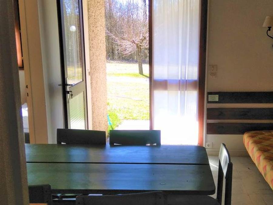 Camping Pas Cher vous présente avec son site Officiel campingpascher.fr, le Camping Village Vacances Yaloer, situé sur la commune de Villefranche De Panat dans le département Aveyron (Midi Pyrénées) en France. Le camping Village Vacances Yaloer, vous présente un hébergement de type maison de campagne de 27 m² pour 2 personnes avec climatisation. Le camping Village Vacances Yaloer vous propose du sam. 04 juillet au sam. 11 juillet 2026 pour 7 nuits à 285€. Cette location propose 79 dates différentes pour réserver votre séjour. Découvrez également les 3 autres gammes d'hébergements du camping. Les Avis clients pour le Camping Village Vacances Yaloer sont excellents avec une note moyenne de 8 sur 10. Lac, Ping-pong, Pétanque, Structure gonflable enfants, Bar, Snack/Bar,... En savoir plus : cliquez-ICI.