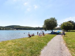 Camping Pas Cher vous présente avec son site Officiel campingpascher.fr, le Camping Village Vacances Yaloer, situé sur la commune de Villefranche De Panat dans le département Aveyron (Midi Pyrénées) en France. Le camping Village Vacances Yaloer, vous présente un hébergement de type maison de campagne de 20 m² avec climatisation. Le camping Village Vacances Yaloer vous propose du sam. 04 juillet au sam. 11 juillet 2026 pour 7 nuits à 245€. Cette location propose 71 dates différentes pour réserver votre séjour. Découvrez également les 3 autres gammes d'hébergements du camping. Les Avis clients pour le Camping Village Vacances Yaloer sont excellents avec une note moyenne de 8 sur 10. Lac, Ping-pong, Pétanque, Structure gonflable enfants, Bar, Snack/Bar,... En savoir plus : cliquez-ICI.