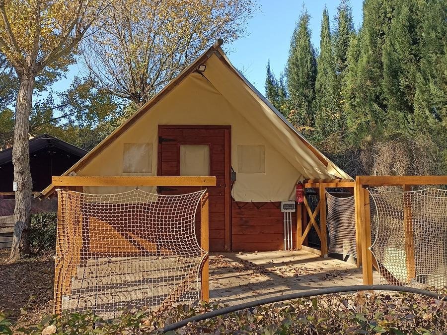 Camping Pas Cher vous présente avec son site Officiel campingpascher.fr, le Camping Les Berges Du Canal classé 4 étoiles, situé sur la commune de Villeneuve Les Beziers dans le département Hérault (Languedoc Roussillon) en France. Le camping Les Berges Du Canal, vous présente un hébergement de type tente en toile et bois de 30 m² pour 4 personnes avec climatisation. Le camping Les Berges Du Canal vous propose du dimanche 20 septembre au dimanche 27 septembre 2026 pour 7 nuits à 236€. Cette location propose 68 dates différentes pour réserver votre séjour. Découvrez également les 12 autres gammes d'hébergements du camping. Les Avis clients pour le Camping Les Berges Du Canal sont de 7 sur 10. Piscine extérieure, Animations familiales, Club enfants, Aire de jeux enfants, Baby-foot, Canoë-kayak, Ping-pong, Pétanque, Randonnée, Terrain multisports, Bar, Dépôt de pain, Pizzeria, Plats à emporter, Épicerie,... En savoir plus : cliquez-ICI.