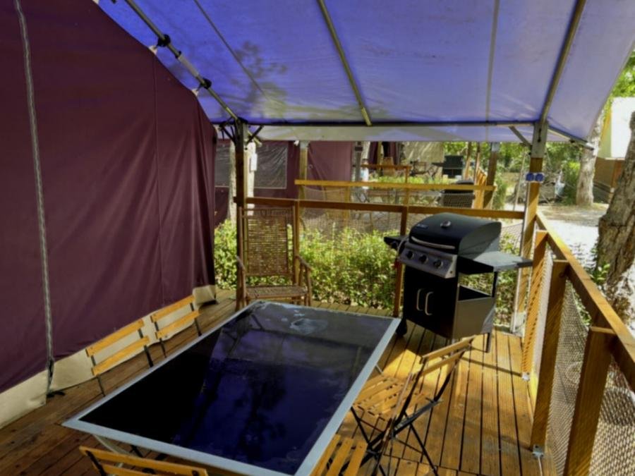 Camping Pas Cher vous présente avec son site Officiel campingpascher.fr, le Camping Les Berges Du Canal classé 4 étoiles, situé sur la commune de Villeneuve Les Beziers dans le département Hérault (Languedoc Roussillon) en France. Le camping Les Berges Du Canal, vous présente un hébergement de type tente en toile et bois de 40 m² pour 6 personnes avec climatisation. Le camping Les Berges Du Canal vous propose du dimanche 20 septembre au dimanche 27 septembre 2026 pour 7 nuits à 250€. Cette location propose 69 dates différentes pour réserver votre séjour. Découvrez également les 12 autres gammes d'hébergements du camping. Les Avis clients pour le Camping Les Berges Du Canal sont de 7 sur 10. Piscine extérieure, Animations familiales, Club enfants, Aire de jeux enfants, Baby-foot, Canoë-kayak, Ping-pong, Pétanque, Randonnée, Terrain multisports, Bar, Dépôt de pain, Pizzeria, Plats à emporter, Épicerie,... En savoir plus : cliquez-ICI.