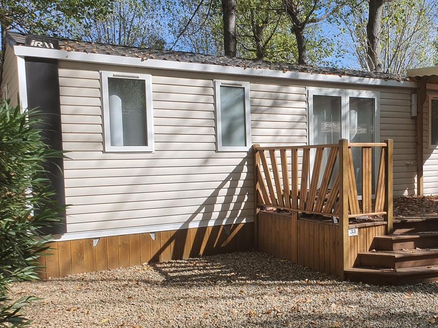 Camping Pas Cher vous présente avec son site Officiel campingpascher.fr, le Camping Les Berges Du Canal classé 4 étoiles, situé sur la commune de Villeneuve Les Beziers dans le département Hérault (Languedoc Roussillon) en France. Le camping Les Berges Du Canal, vous présente un hébergement de type mobil-home avec climatisation. Le camping Les Berges Du Canal vous propose du sam. 06 juin au sam. 13 juin 2026 avec un DÉPART DEMAIN pour 7 nuits à 356€. Cette location propose 38 dates différentes pour réserver votre séjour. Découvrez également les 13 autres gammes d'hébergements du camping. Les Avis clients pour le Camping Les Berges Du Canal sont de 7 sur 10. Piscine extérieure, Animations familiales, Club enfants, Aire de jeux enfants, Baby-foot, Canoë-kayak, Ping-pong, Pétanque, Randonnée, Terrain multisports, Bar, Dépôt de pain, Pizzeria, Plats à emporter, Épicerie,... En savoir plus : cliquez-ICI.
