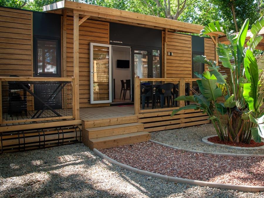 Camping Pas Cher vous présente avec son site Officiel campingpascher.fr, le Camping Les Berges Du Canal classé 4 étoiles, situé sur la commune de Villeneuve Les Beziers dans le département Hérault (Languedoc Roussillon) en France. Le camping Les Berges Du Canal, vous présente un hébergement de type mobil-home de 40 m² avec climatisation. Le camping Les Berges Du Canal vous propose du dimanche 27 septembre au dimanche 04 octobre 2026 pour 7 nuits à 390€. Cette location propose 18 dates différentes pour réserver votre séjour. Découvrez également les 13 autres gammes d'hébergements du camping. Les Avis clients pour le Camping Les Berges Du Canal sont de 7 sur 10. Piscine extérieure, Animations familiales, Club enfants, Aire de jeux enfants, Baby-foot, Canoë-kayak, Ping-pong, Pétanque, Randonnée, Terrain multisports, Bar, Dépôt de pain, Pizzeria, Plats à emporter, Épicerie,... En savoir plus : cliquez-ICI.