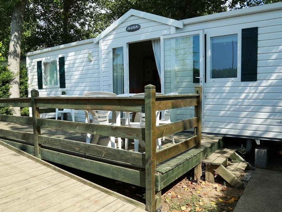 Camping Pas Cher vous présente avec son site Officiel campingpascher.fr, le Camping Les Berges Du Canal classé 4 étoiles, situé sur la commune de Villeneuve Les Beziers dans le département Hérault (Languedoc Roussillon) en France. Le camping Les Berges Du Canal, vous présente un hébergement de type mobil-home de 35 m² pour 6 personnes avec climatisation. Le camping Les Berges Du Canal vous propose du dimanche 20 septembre au dimanche 27 septembre 2026 pour 7 nuits à 292€. Cette location propose 36 dates différentes pour réserver votre séjour. Découvrez également les 12 autres gammes d'hébergements du camping. Les Avis clients pour le Camping Les Berges Du Canal sont de 7 sur 10. Piscine extérieure, Animations familiales, Club enfants, Aire de jeux enfants, Baby-foot, Canoë-kayak, Ping-pong, Pétanque, Randonnée, Terrain multisports, Bar, Dépôt de pain, Pizzeria, Plats à emporter, Épicerie,... En savoir plus : cliquez-ICI.