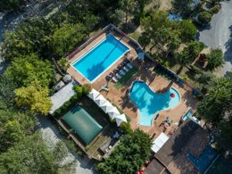 Camping Pas Cher vous présente avec son site Officiel campingpascher.fr, le Camping Les Berges Du Canal classé 4 étoiles, situé sur la commune de Villeneuve Les Beziers dans le département Hérault (Languedoc Roussillon) en France. Le camping Les Berges Du Canal vous propose un hébergement de type mobil-home de 35 m² avec climatisation. L'établissement vous propose 14 autres types d'hébergements. Découvrez tous nos séjours à petits prix dans la commune et aux alentours de Villeneuve Les Beziers du département : Hérault (Languedoc Roussillon). Les Avis clients pour le Camping Les Berges Du Canal sont de 7 sur 10. Piscine extérieure, Animations familiales, Club enfants, Aire de jeux enfants, Baby-foot, Canoë-kayak, Ping-pong, Pétanque, Randonnée, Terrain multisports, Bar, Dépôt de pain, Pizzeria, Plats à emporter, Épicerie,... En savoir plus : cliquez-ICI.
