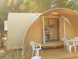 Camping Pas Cher vous présente avec son site Officiel campingpascher.fr, le Camping Les Berges Du Canal classé 4 étoiles, situé sur la commune de Villeneuve Les Beziers dans le département Hérault (Languedoc Roussillon) en France. Le camping Les Berges Du Canal, vous présente un hébergement de type bungalow toilé de 15 m² pour 4 personnes avec climatisation. Le camping Les Berges Du Canal vous propose du sam. 14 mars au sam. 21 mars 2026 pour 7 nuits à 220€. Cette location propose 157 dates différentes pour réserver votre séjour. Découvrez également les 15 autres gammes d'hébergements du camping. Les Avis clients pour le Camping Les Berges Du Canal sont de 7 sur 10. Piscine extérieure, Animations familiales, Club enfants, Aire de jeux enfants, Baby-foot, Canoë-kayak, Ping-pong, Pétanque, Randonnée, Terrain multisports, Bar, Dépôt de pain, Pizzeria, Plats à emporter, Épicerie,... En savoir plus : cliquez-ICI.