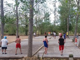 Camping Pas Cher vous présente avec son site Officiel campingpascher.fr, le Camping Les Berges Du Canal classé 4 étoiles, situé sur la commune de Villeneuve Les Beziers dans le département Hérault (Languedoc Roussillon) en France. Le camping Les Berges Du Canal, vous présente un hébergement de type tente en toile et bois de 40 m² pour 6 personnes avec climatisation. Le camping Les Berges Du Canal vous propose du sam. 14 mars au sam. 21 mars 2026 pour 7 nuits à 248€. Cette location propose 151 dates différentes pour réserver votre séjour. Découvrez également les 15 autres gammes d'hébergements du camping. Les Avis clients pour le Camping Les Berges Du Canal sont de 7 sur 10. Piscine extérieure, Animations familiales, Club enfants, Aire de jeux enfants, Baby-foot, Canoë-kayak, Ping-pong, Pétanque, Randonnée, Terrain multisports, Bar, Dépôt de pain, Pizzeria, Plats à emporter, Épicerie,... En savoir plus : cliquez-ICI.