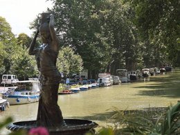 Camping Pas Cher vous présente avec son site Officiel campingpascher.fr, le Camping Les Berges Du Canal classé 4 étoiles, situé sur la commune de Villeneuve Les Beziers dans le département Hérault (Languedoc Roussillon) en France. Le camping Les Berges Du Canal, vous présente un hébergement de type bungalow toilé de 15 m² pour 4 personnes avec climatisation. Le camping Les Berges Du Canal vous propose du sam. 14 mars au sam. 21 mars 2026 pour 7 nuits à 220€. Cette location propose 157 dates différentes pour réserver votre séjour. Découvrez également les 15 autres gammes d'hébergements du camping. Les Avis clients pour le Camping Les Berges Du Canal sont de 7 sur 10. Piscine extérieure, Animations familiales, Club enfants, Aire de jeux enfants, Baby-foot, Canoë-kayak, Ping-pong, Pétanque, Randonnée, Terrain multisports, Bar, Dépôt de pain, Pizzeria, Plats à emporter, Épicerie,... En savoir plus : cliquez-ICI.