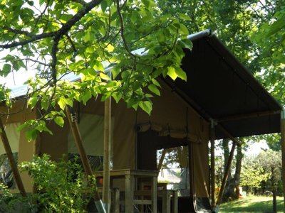 Cliquez pour découvrir toutes les photos de l'HÉBERGEMENT ! tente en toile et bois - La Fontaine Du Roc photo 3