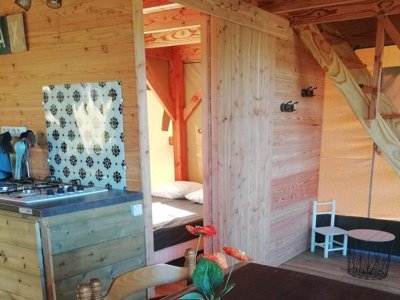 Cliquez pour découvrir toutes les photos de l'HÉBERGEMENT ! bungalow toilé - La Fontaine Du Roc photo 3