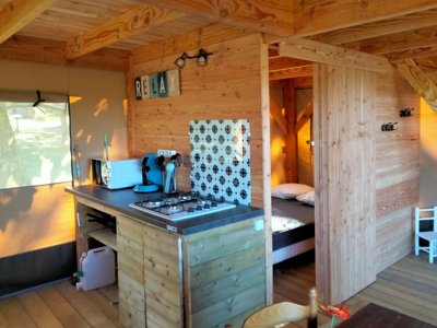 Cliquez pour découvrir toutes les photos de l'HÉBERGEMENT ! bungalow toilé - La Fontaine Du Roc photo 4