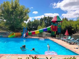 Camping Pas Cher vous présente avec son site Officiel campingpascher.fr, le Camping La Fontaine Du Roc classé 3 étoiles, situé sur la commune de Villereal dans le département Lot-et-garonne (Aquitaine) en France. Le camping La Fontaine Du Roc, vous présente un hébergement de type maison de campagne de 60 m² pour 6 personnes et télévision. Le camping La Fontaine Du Roc vous propose du mercredi 30 septembre au mercredi 07 octobre 2026 pour 7 nuits à 847€. Cette location propose 87 dates différentes pour réserver votre séjour. Découvrez également les 10 autres gammes d'hébergements du camping. Les Avis clients pour le Camping La Fontaine Du Roc sont excellents avec une note moyenne de 8 sur 10. Piscine extérieure, Animation enfants, Aire de jeux enfants, Baby-foot, Canoë-kayak, Cyclisme, Ping-pong, Pétanque, Randonnée, Terrain de basketball, Trampoline, Bar, Dépôt de pain, Snack/Bar, Épicerie,... En savoir plus : cliquez-ICI.