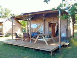 Camping Pas Cher vous présente avec son site Officiel campingpascher.fr, le Camping La Fontaine Du Roc classé 3 étoiles, situé sur la commune de Villereal dans le département Lot-et-garonne (Aquitaine) en France. Le camping La Fontaine Du Roc, vous présente un hébergement de type bungalow toilé de 40 m² pour 4 personnes. Le camping La Fontaine Du Roc vous propose du mercredi 01 avril au mercredi 08 avril 2026 pour 7 nuits à 500.5€. Cette location propose 132 dates différentes pour réserver votre séjour. Découvrez également les 10 autres gammes d'hébergements du camping. Les Avis clients pour le Camping La Fontaine Du Roc sont excellents avec une note moyenne de 8 sur 10. Piscine extérieure, Animation enfants, Aire de jeux enfants, Baby-foot, Canoë-kayak, Cyclisme, Ping-pong, Pétanque, Randonnée, Terrain de basketball, Trampoline, Bar, Dépôt de pain, Snack/Bar, Épicerie,... En savoir plus : cliquez-ICI.