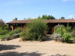 Camping Pas Cher vous présente avec son site Officiel campingpascher.fr, le Camping La Fontaine Du Roc classé 3 étoiles, situé sur la commune de Villereal dans le département Lot-et-garonne (Aquitaine) en France. Le camping La Fontaine Du Roc, vous présente un hébergement de type bungalow toilé de 40 m² pour 4 personnes. Le camping La Fontaine Du Roc vous propose du mercredi 01 avril au mercredi 08 avril 2026 pour 7 nuits à 500.5€. Cette location propose 132 dates différentes pour réserver votre séjour. Découvrez également les 10 autres gammes d'hébergements du camping. Les Avis clients pour le Camping La Fontaine Du Roc sont excellents avec une note moyenne de 8 sur 10. Piscine extérieure, Animation enfants, Aire de jeux enfants, Baby-foot, Canoë-kayak, Cyclisme, Ping-pong, Pétanque, Randonnée, Terrain de basketball, Trampoline, Bar, Dépôt de pain, Snack/Bar, Épicerie,... En savoir plus : cliquez-ICI.