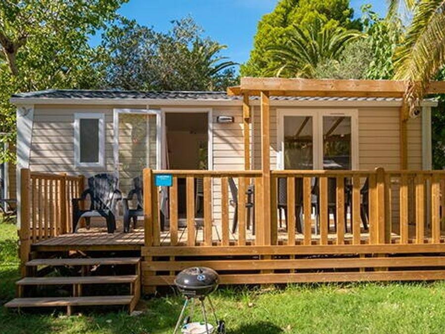 Camping Pas Cher vous présente avec son site Officiel campingpascher.fr, le Camping Borepo classé 3 étoiles, situé sur la commune de Villeveyrac dans le département Hérault (Languedoc Roussillon) en France. Le camping Borepo, vous présente un hébergement de type mobil-home de 30 m² avec climatisation. Le camping Borepo vous propose du sam. 12 septembre au sam. 19 septembre 2026, en promotion à -24% pour 7 nuits à 259 € au lieu de 343,0 € soit une Économie de 84 €. Cette location propose 69 dates différentes pour réserver votre séjour. Découvrez également les 8 autres gammes d'hébergements du camping. Les Avis clients pour le Camping Borepo sont excellents avec une note moyenne de 8 sur 10. Piscine extérieure, Animations familiales, Aire de jeux enfants, Cyclisme, Ping-pong, Pétanque, Randonnée, Terrain de football, Terrain multisports, Bar, Dépôt de pain, Plats à emporter, Snack/Bar, Épicerie,... En savoir plus : cliquez-ICI.