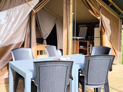 Cliquez pour découvrir toutes les photos de l'HÉBERGEMENT ! tente en toile et bois - La Colline photo 2