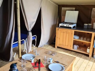 Cliquez pour découvrir toutes les photos de l'HÉBERGEMENT ! tente en toile et bois - La Colline photo 5