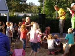 Camping Pas Cher vous présente avec son site Officiel campingpascher.fr, le Camping La Colline classé 4 étoiles, situé sur la commune de Virton dans le département Luxembourg (Wallonie) en Belgique. Le camping La Colline, vous présente un hébergement de type chalet. Le camping La Colline vous propose du lundi 31 août au lundi 07 septembre 2026, en promotion à -20% pour 7 nuits à 406,40 € au lieu de 508,0 € soit une Économie de 101,60 €. Cette location propose 217 dates différentes pour réserver votre séjour. Découvrez également les 5 autres gammes d'hébergements du camping. Les Avis clients pour le Camping La Colline sont excellents avec une note moyenne de 8 sur 10. Piscine extérieure, Animations familiales, Aire de jeux enfants, Canoë-kayak, Ping-pong, Pétanque, Terrain de football, Terrain de volley-ball, Bar, Dépôt de pain, Plats à emporter, Restaurant, Snack/Bar, Supermarché, Épicerie,... En savoir plus : cliquez-ICI.