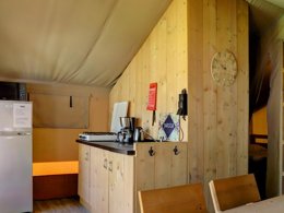 Camping Pas Cher vous présente avec son site Officiel campingpascher.fr, le Camping La Colline classé 4 étoiles, situé sur la commune de Virton dans le département Luxembourg (Wallonie) en Belgique. Le camping La Colline, vous présente un hébergement de type tente en toile et bois pour 1 personne. Le camping La Colline vous propose du lundi 06 avril au lundi 13 avril 2026, en promotion à -20% pour 7 nuits à 392 € au lieu de 490,0 € soit une Économie de 98 €. Cette location propose 202 dates différentes pour réserver votre séjour. Découvrez également les 5 autres gammes d'hébergements du camping. Les Avis clients pour le Camping La Colline sont excellents avec une note moyenne de 8 sur 10. Piscine extérieure, Animations familiales, Aire de jeux enfants, Canoë-kayak, Ping-pong, Pétanque, Terrain de football, Terrain de volley-ball, Bar, Dépôt de pain, Plats à emporter, Restaurant, Snack/Bar, Supermarché, Épicerie,... En savoir plus : cliquez-ICI.