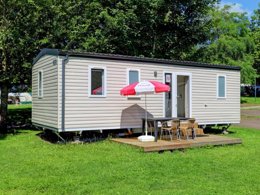 Camping Pas Cher vous présente avec son site Officiel campingpascher.fr, le Camping La Colline classé 4 étoiles, situé sur la commune de Virton dans le département Luxembourg (Wallonie) en Belgique. Le camping La Colline, vous présente un hébergement de type mobil-home. Le camping La Colline vous propose du lundi 31 août au lundi 07 septembre 2026, en promotion à -20% pour 7 nuits à 518,40 € au lieu de 648,0 € soit une Économie de 129,60 €. Cette location propose 207 dates différentes pour réserver votre séjour. Découvrez également les 5 autres gammes d'hébergements du camping. Les Avis clients pour le Camping La Colline sont excellents avec une note moyenne de 8 sur 10. Piscine extérieure, Animations familiales, Aire de jeux enfants, Canoë-kayak, Ping-pong, Pétanque, Terrain de football, Terrain de volley-ball, Bar, Dépôt de pain, Plats à emporter, Restaurant, Snack/Bar, Supermarché, Épicerie,... En savoir plus : cliquez-ICI.