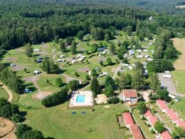 Camping Pas Cher vous présente avec son site Officiel campingpascher.fr, le Camping La Colline classé 4 étoiles, situé sur la commune de Virton dans le département Luxembourg (Wallonie) en Belgique. Le camping La Colline, vous présente un hébergement de type appartement. Le camping La Colline vous propose du jeudi 25 décembre au jeudi 01 janvier 2026 pour 7 nuits à 330€. Cette location propose 13 dates différentes pour réserver votre séjour. Découvrez également les 4 autres gammes d'hébergements du camping. Les Avis clients pour le Camping La Colline sont excellents avec une note moyenne de 8 sur 10. Piscine extérieure, Animations familiales, Aire de jeux enfants, Canoë-kayak, Ping-pong, Pétanque, Terrain de football, Terrain de volley-ball, Bar, Dépôt de pain, Plats à emporter, Restaurant, Snack/Bar, Supermarché, Épicerie,... En savoir plus : cliquez-ICI.