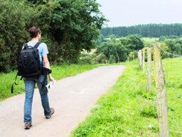 Camping Pas Cher vous présente avec son site Officiel campingpascher.fr, le Camping La Colline classé 4 étoiles, situé sur la commune de Virton dans le département Luxembourg (Wallonie) en Belgique. Le camping La Colline, vous présente un hébergement de type tente en toile et bois pour 1 personne. Le camping La Colline vous propose du lundi 06 avril au lundi 13 avril 2026, en promotion à -20% pour 7 nuits à 392 € au lieu de 490,0 € soit une Économie de 98 €. Cette location propose 202 dates différentes pour réserver votre séjour. Découvrez également les 5 autres gammes d'hébergements du camping. Les Avis clients pour le Camping La Colline sont excellents avec une note moyenne de 8 sur 10. Piscine extérieure, Animations familiales, Aire de jeux enfants, Canoë-kayak, Ping-pong, Pétanque, Terrain de football, Terrain de volley-ball, Bar, Dépôt de pain, Plats à emporter, Restaurant, Snack/Bar, Supermarché, Épicerie,... En savoir plus : cliquez-ICI.