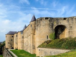 Camping Pas Cher vous présente avec son site Officiel campingpascher.fr, le Camping La Colline classé 4 étoiles, situé sur la commune de Virton dans le département Luxembourg (Wallonie) en Belgique. Le camping La Colline, vous présente un hébergement de type mobil-home. Le camping La Colline vous propose du lundi 31 août au lundi 07 septembre 2026, en promotion à -20% pour 7 nuits à 518,40 € au lieu de 648,0 € soit une Économie de 129,60 €. Cette location propose 207 dates différentes pour réserver votre séjour. Découvrez également les 5 autres gammes d'hébergements du camping. Les Avis clients pour le Camping La Colline sont excellents avec une note moyenne de 8 sur 10. Piscine extérieure, Animations familiales, Aire de jeux enfants, Canoë-kayak, Ping-pong, Pétanque, Terrain de football, Terrain de volley-ball, Bar, Dépôt de pain, Plats à emporter, Restaurant, Snack/Bar, Supermarché, Épicerie,... En savoir plus : cliquez-ICI.