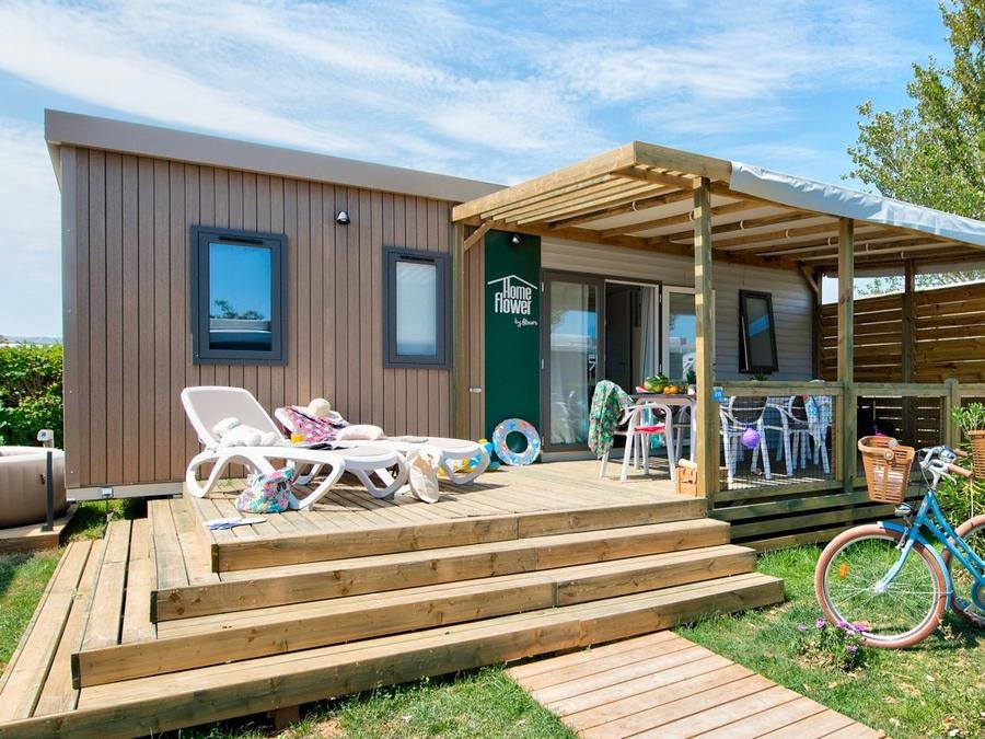 Camping Pas Cher vous présente avec son site Officiel campingpascher.fr, le Camping Flower La Sagne classé 3 étoiles, situé sur la commune de Sarlat La Caneda dans le département Dordogne (Aquitaine) en France. Le camping Flower La Sagne, vous présente un hébergement de type mobil-home de 29 m² avec climatisation et télévision. Le camping Flower La Sagne vous propose du sam. 05 septembre au sam. 12 septembre 2026 pour 7 nuits à 629.75€. Cette location propose 29 dates différentes pour réserver votre séjour. Découvrez également les 15 autres gammes d'hébergements du camping. Les Avis clients pour le Camping Flower La Sagne sont excellents avec une note moyenne de 8 sur 10. Rivière, Piscine chauffée, Piscine couverte, Animations familiales, Club enfants, Aire de jeux enfants, Canoë-kayak, Centre équestre, Court de tennis, Cyclisme, Golf, Ping-pong, Pétanque, Randonnée, Terrain de badminton, Terrain de volley-ball, Bar, Dépôt de pain, Pizzeria, Plats à emporter, Snack/Bar, Épicerie,... En savoir plus : cliquez-ICI.