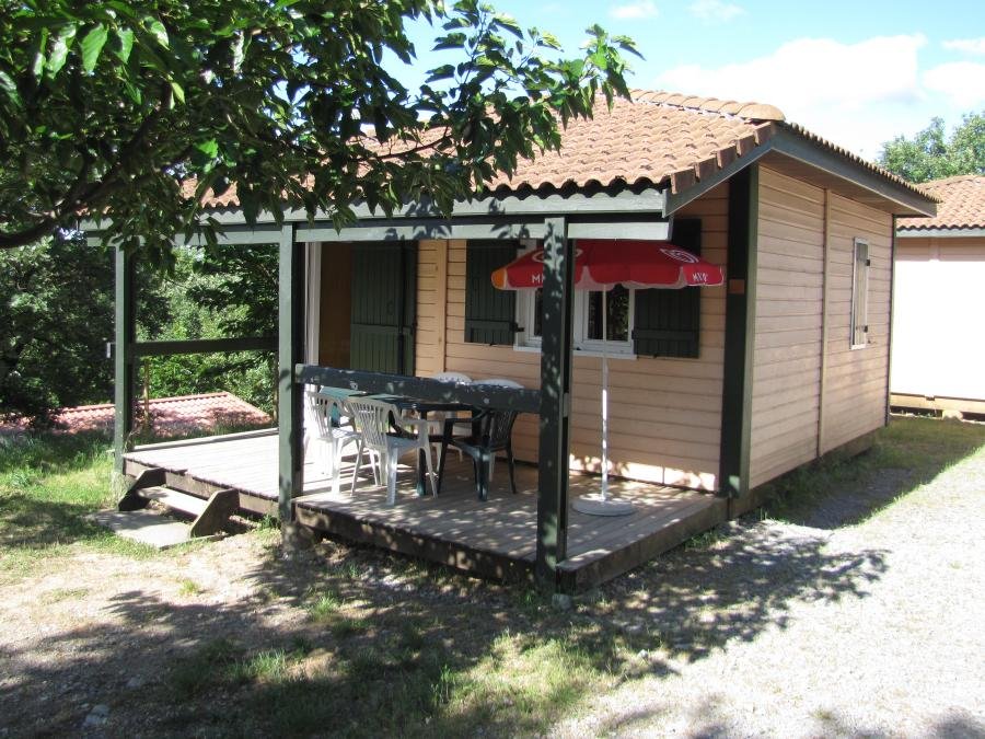 Camping Pas Cher vous présente avec son site Officiel campingpascher.fr, le Camping Les Chênes Verts classé 3 étoiles, situé sur la commune de Vogue dans le département Ardèche (Rhône Alpes) en France. Le camping Les Chênes Verts, vous présente un hébergement de type chalet de 35 m² pour 2 personnes. Le camping Les Chênes Verts vous propose du sam. 22 août au sam. 29 août 2026, en promotion à -4% pour 7 nuits à 652 € au lieu de 680,0 € soit une Économie de 28 €. Cette location propose 42 dates différentes pour réserver votre séjour. Découvrez également les 7 autres gammes d'hébergements du camping. Les Avis clients pour le Camping Les Chênes Verts sont excellents avec une note moyenne de 8 sur 10. Piscine extérieure, Aire de jeux enfants, Canoë-kayak, Centre équestre, Ping-pong, Pétanque, Randonnée, Terrain de badminton, Bar, Dépôt de pain, Plats à emporter, Snack/Bar, Supermarché, Épicerie,... En savoir plus : cliquez-ICI.