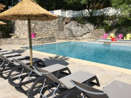 Camping Pas Cher vous présente avec son site Officiel campingpascher.fr, le Camping Les Chênes Verts classé 3 étoiles, situé sur la commune de Vogue dans le département Ardèche (Rhône Alpes) en France. Le camping Les Chênes Verts, vous présente un hébergement de type chalet de 35 m² pour 2 personnes. Le camping Les Chênes Verts vous propose du sam. 22 août au sam. 29 août 2026, en promotion à -4% pour 7 nuits à 652 € au lieu de 680,0 € soit une Économie de 28 €. Cette location propose 42 dates différentes pour réserver votre séjour. Découvrez également les 7 autres gammes d'hébergements du camping. Les Avis clients pour le Camping Les Chênes Verts sont excellents avec une note moyenne de 8 sur 10. Piscine extérieure, Aire de jeux enfants, Canoë-kayak, Centre équestre, Ping-pong, Pétanque, Randonnée, Terrain de badminton, Bar, Dépôt de pain, Plats à emporter, Snack/Bar, Supermarché, Épicerie,... En savoir plus : cliquez-ICI.