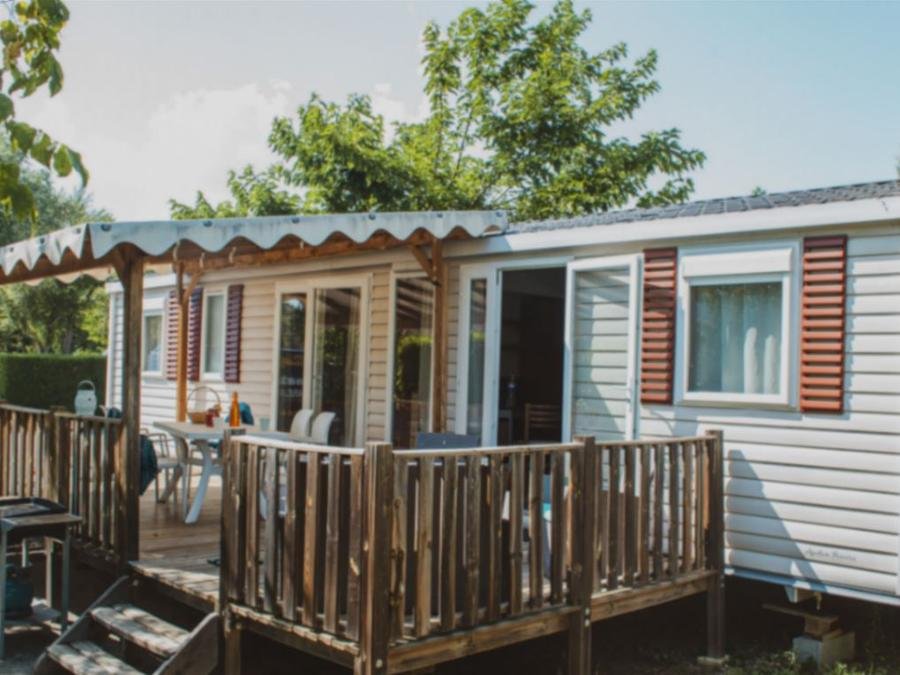 Camping Pas Cher vous présente avec son site Officiel campingpascher.fr, le Camping Hippocampe classé 5 étoiles, situé sur la commune de Volonne dans le département Alpes-de-haute-provence (Provence Alpes Côte D'azur) en France. Le camping Hippocampe vous propose un hébergement de type mobil-home de 40 m² avec climatisation (télévision). L'établissement vous propose 19 autres types d'hébergements. Découvrez tous nos séjours à petits prix dans la commune et aux alentours de Volonne du département : Alpes-de-haute-provence (Provence Alpes Côte D'azur). Les Avis clients pour le Camping Hippocampe sont excellents avec une note moyenne de 9 sur 10. Rivière, Lagon, Parc aquatique, Piscine extérieure, Animations familiales, Club ados, Club enfants, Aire de jeux enfants, Centre équestre, Court de tennis, Golf, Pétanque, Terrain multisports, Bar, Plats à emporter, Snack/Bar, Épicerie,... En savoir plus : cliquez-ICI.