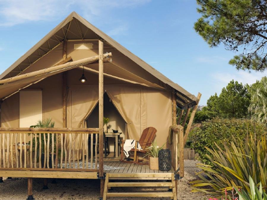 Camping Pas Cher vous présente avec son site Officiel campingpascher.fr, le Camping Hippocampe classé 5 étoiles, situé sur la commune de Volonne dans le département Alpes-de-haute-provence (Provence Alpes Côte D'azur) en France. Le camping Hippocampe vous propose un hébergement de type tente en toile et bois de 26 m² pour 2 personnes. L'établissement vous propose 19 autres types d'hébergements. Découvrez tous nos séjours à petits prix dans la commune et aux alentours de Volonne du département : Alpes-de-haute-provence (Provence Alpes Côte D'azur). Les Avis clients pour le Camping Hippocampe sont excellents avec une note moyenne de 9 sur 10. Rivière, Lagon, Parc aquatique, Piscine extérieure, Animations familiales, Club ados, Club enfants, Aire de jeux enfants, Centre équestre, Court de tennis, Golf, Pétanque, Terrain multisports, Bar, Plats à emporter, Snack/Bar, Épicerie,... En savoir plus : cliquez-ICI.