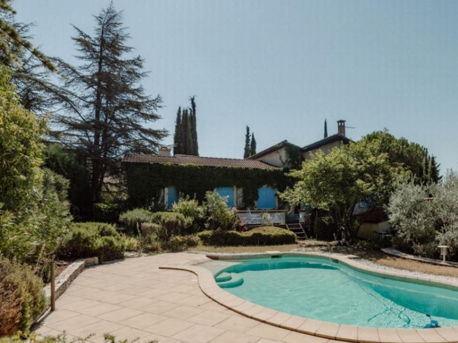 Camping Pas Cher vous présente avec son site Officiel campingpascher.fr, le Camping Hippocampe classé 5 étoiles, situé sur la commune de Volonne dans le département Alpes-de-haute-provence (Provence Alpes Côte D'azur) en France. Le camping Hippocampe vous propose un hébergement de type villa pour 8 personnes avec climatisation (télévision). L'établissement vous propose 28 autres types d'hébergements. Découvrez tous nos séjours à petits prix dans la commune et aux alentours de Volonne du département : Alpes-de-haute-provence (Provence Alpes Côte D'azur). Les Avis clients pour le Camping Hippocampe sont excellents avec une note moyenne de 8 sur 10. Rivière, Lagon, Parc aquatique, Piscine extérieure, Animations familiales, Club ados, Club enfants, Aire de jeux enfants, Centre équestre, Court de tennis, Golf, Pétanque, Terrain multisports, Bar, Plats à emporter, Snack/Bar, Épicerie,... En savoir plus : cliquez-ICI.