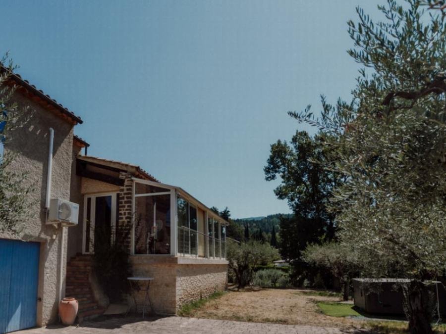 Camping Pas Cher vous présente avec son site Officiel campingpascher.fr, le Camping Hippocampe classé 5 étoiles, situé sur la commune de Volonne dans le département Alpes-de-haute-provence (Provence Alpes Côte D'azur) en France. Le camping Hippocampe vous propose un hébergement de type villa de 32 m² pour 6 personnes avec climatisation (télévision). L'établissement vous propose 28 autres types d'hébergements. Découvrez tous nos séjours à petits prix dans la commune et aux alentours de Volonne du département : Alpes-de-haute-provence (Provence Alpes Côte D'azur). Les Avis clients pour le Camping Hippocampe sont excellents avec une note moyenne de 8 sur 10. Rivière, Lagon, Parc aquatique, Piscine extérieure, Animations familiales, Club ados, Club enfants, Aire de jeux enfants, Centre équestre, Court de tennis, Golf, Pétanque, Terrain multisports, Bar, Plats à emporter, Snack/Bar, Épicerie,... En savoir plus : cliquez-ICI.