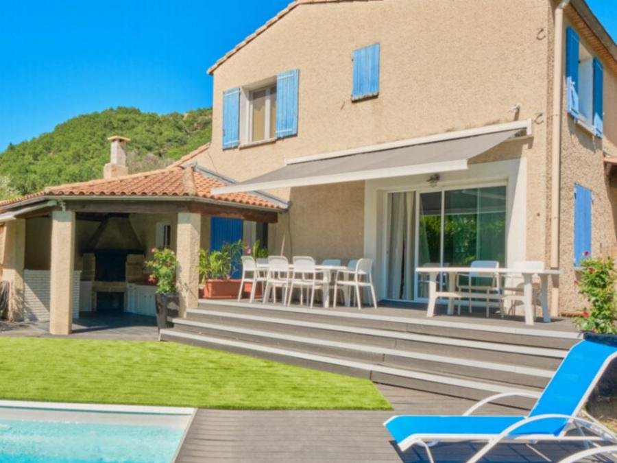 Camping Pas Cher vous présente avec son site Officiel campingpascher.fr, le Camping Hippocampe classé 5 étoiles, situé sur la commune de Volonne dans le département Alpes-de-haute-provence (Provence Alpes Côte D'azur) en France. Le camping Hippocampe vous propose un hébergement de type villa avec climatisation (télévision). L'établissement vous propose 28 autres types d'hébergements. Découvrez tous nos séjours à petits prix dans la commune et aux alentours de Volonne du département : Alpes-de-haute-provence (Provence Alpes Côte D'azur). Les Avis clients pour le Camping Hippocampe sont excellents avec une note moyenne de 8 sur 10. Rivière, Lagon, Parc aquatique, Piscine extérieure, Animations familiales, Club ados, Club enfants, Aire de jeux enfants, Centre équestre, Court de tennis, Golf, Pétanque, Terrain multisports, Bar, Plats à emporter, Snack/Bar, Épicerie,... En savoir plus : cliquez-ICI.